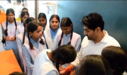 कलेक्टर गौरव बैनल ने छात्राओं से बंधवाई राखी