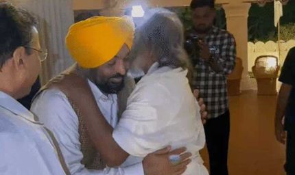 बेंगलुरु में श्री श्री रवि शंकर से मिले CM भगवंत मान, केजरीवाल और सिसोदिया भी रहे मौजूद