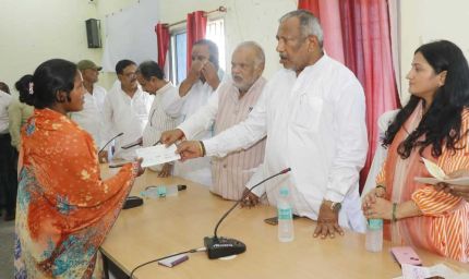 नालंदा में ग्रामीण विकास मंत्री श्रवण कुमार ने 119 लाभुकों को दिया योजनाओं का लाभ