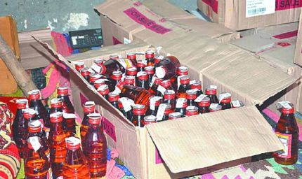 बिना नंबर वाली स्कूटी पर 220 पाव अवैध शराब, पुलिस ने 2 तस्करों को पकड़ा