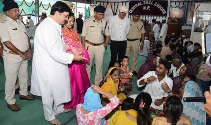 रक्षाबंधन के अवसर पर प्रदेश की जेलों में भावनात्मक माहौल, बहनों ने जेल पहुंचकर भाइयों की कलाई पर बांधी राखी