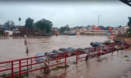 चित्रकूट में बाढ़ के बाद फिर बारिश का कहर, नेशनल हाईवे का हिस्सा धंसा