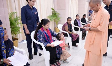सीएम योगी और बच्ची के बीच संवाद से खिलखिला उठे हॉल में मौजूद लोग, सभी ने सीएम के वात्सल्य की प्रशंसा की