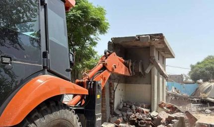 बठिंडा में महिला नशा तस्कर के घर पर चला बुलडोजर, नोटिस के बाद भी नहीं हटाया कब्जा