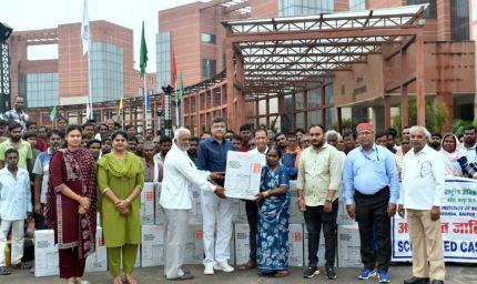 आईसीएआर-एनआईबीएसएम ने एससीएसपी कार्यक्रम के तहत किसानों को वितरित किए पावर स्प्रेयर एवं सोलर पैनल