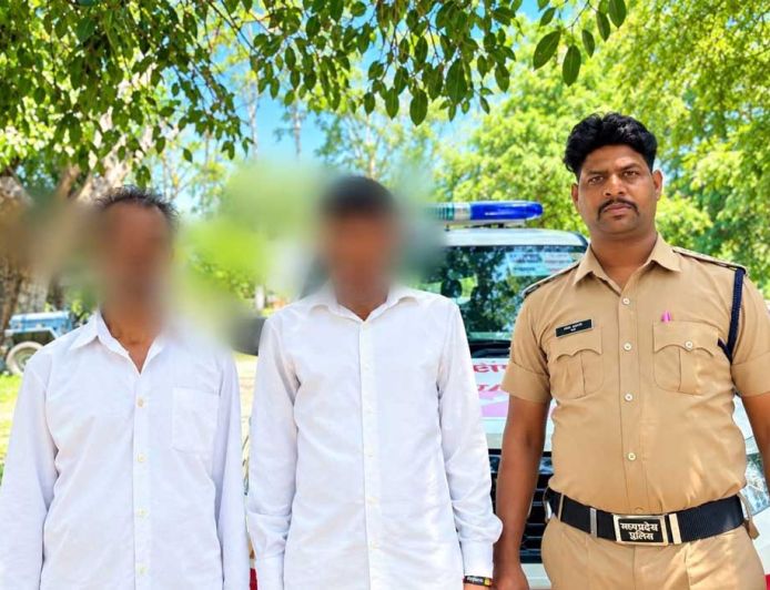 छतरपुर के डायल-112 हीरोज मानसिक रूप से अस्वस्थ युवक को खोजकर सुरक्षित परिजनों से मिलाया