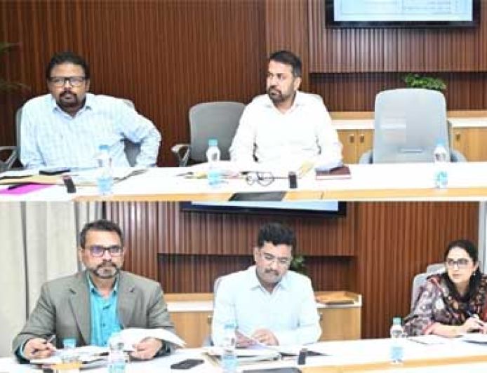 मुख्य सचिव ने नक्सल मुक्त क्षेत्रों में अधोसंरचना विकास और बुनियादी सुविधाओं को प्राथमिकता देने के दिए निर्देश