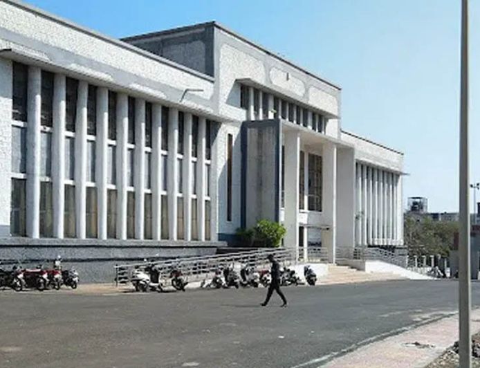 SC कोटे से प्रोफेसर बने, सत्यापन में जाति प्रमाण पत्र फर्जी निकला; सागर यूनिवर्सिटी के डीन निलंबित