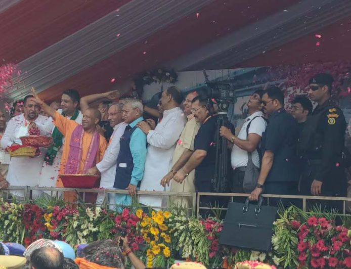 मेरठ में योगी ने कांवड़ियों पर की पुष्पवर्षा, ड्रोन उड़ाता युवक पकड़ा