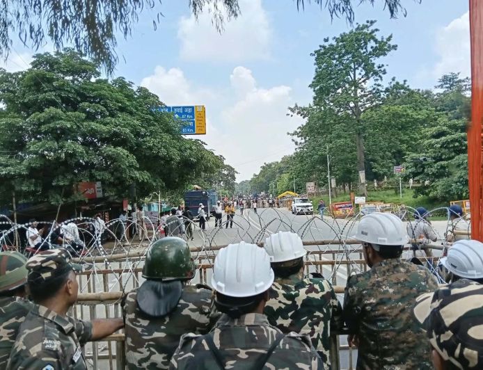 JPSC-JSSC आंदोलन के 18वें दिन छात्रों ने तोड़ी बैरिकेडिंग, विधानसभा की ओर बढ़ा कूच
