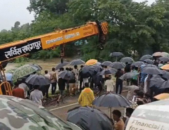 राजगढ़ में उफनते नाले में बही कार, 6 लोगों के शव मिले; 2 अब भी लापता, 3 को बचाया गया