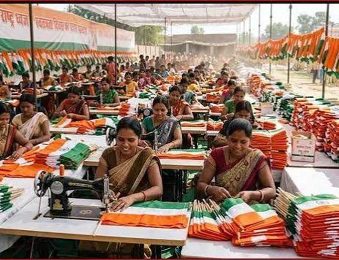 आजादी के रंग से संवर रही 30 हजार महिलाओं की जिंदगी, हर घर के लिए बना रहीं तिरंगा
