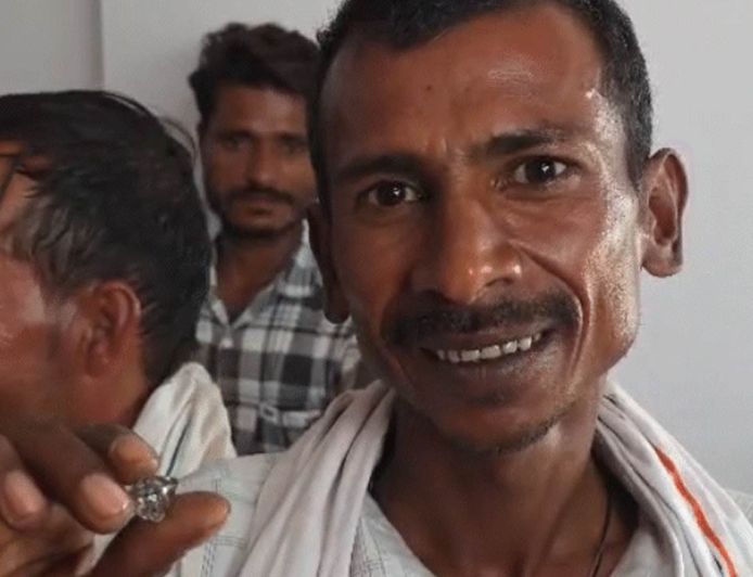 पन्ना की खदान में चमका 16.96 कैरेट का हीरा, बारिश के पानी में मिला ₹50 लाख का जेम क्वालिटी डायमंड