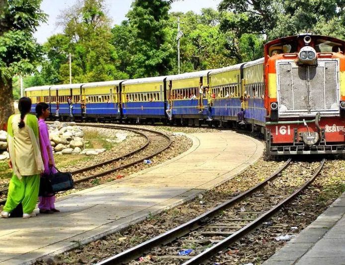 हिमाचल में भारी बारिश का असर! कांगड़ा घाटी रेल सेवा फिर बंद, पठानकोट की 4 ट्रेनें रद्द