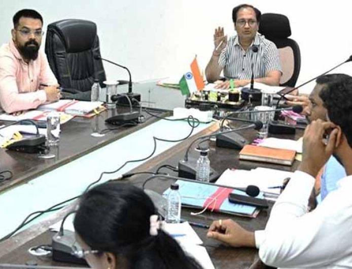 बिलासपुर कलेक्टर सख्त, पाठ्यपुस्तकें नहीं लेने वाले निजी स्कूलों को जारी करें नोटिस