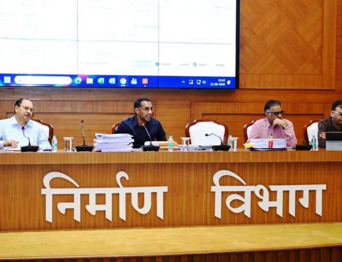 लोक निर्माण विभाग के सचिव ने सड़क एवं भवन निर्माण कार्यों की प्रगति की समीक्षा की
