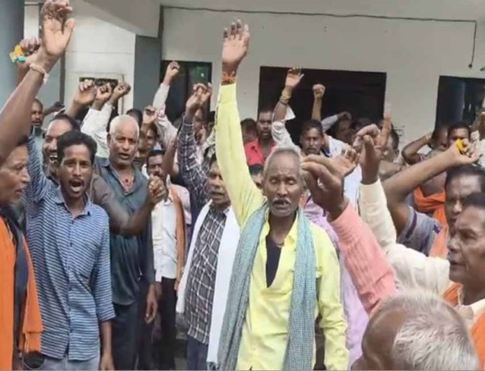 CG में आवारा मवेशियों से परेशान ग्रामीण कलेक्ट्रेट पहुंचे, नगर पालिका और SDM कार्यालय में सौंपा ज्ञापन