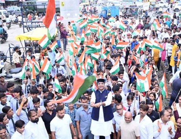 तिरंगे के साथ देशभक्ति का संदेश, विभाजन की पीड़ा को भी किया नमन
