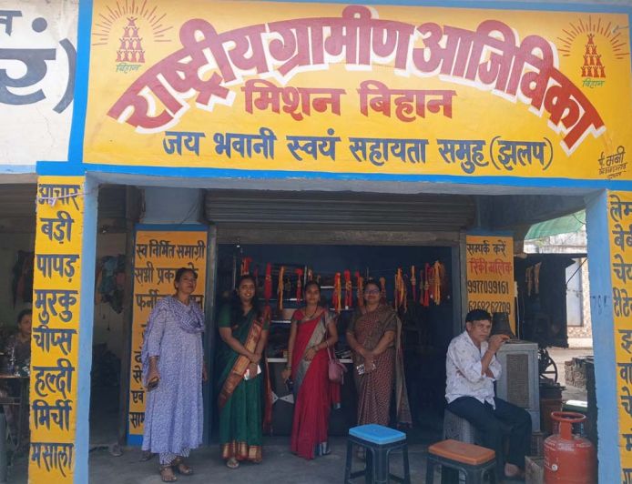 सीईओ अनुपमा आनंद ने झलप में पीएम सूर्य घर योजना और बिहान समूह की आजीविका गतिविधियों का किया निरीक्षण