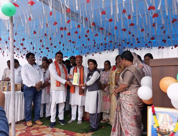 प्रतिभा सम्मान से नई लेदरी में खिला शिक्षा का गौरव, मेधावी छात्राओं को मिला पुरस्कार