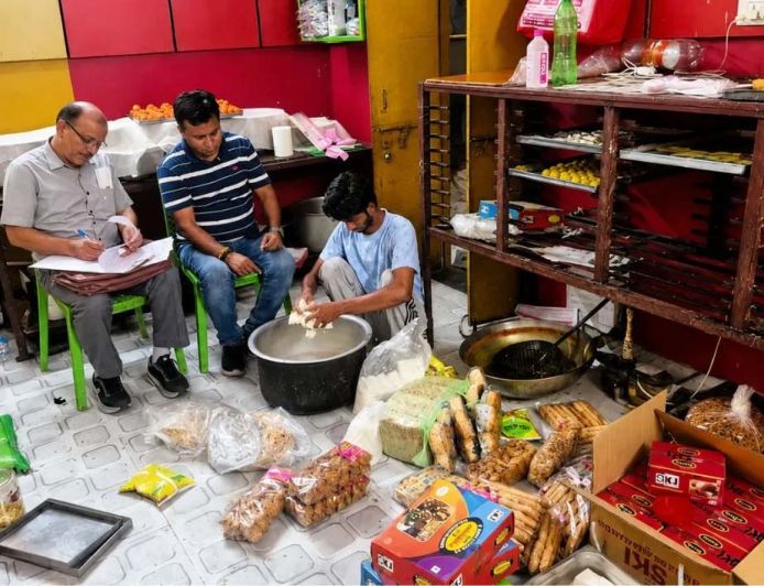 जयपुर में खाद्य विभाग की बड़ी कार्रवाई, 83 किलो एक्सपायर्ड सामान नष्ट