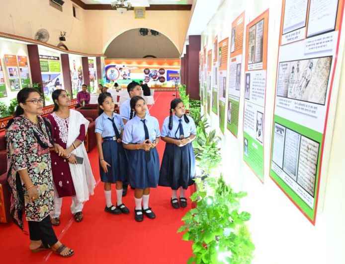 विद्यार्थियों ने देखी स्वतंत्रता संग्राम सेनानियों और ‘वंदे मातरम्’ पर आधारित छायाचित्र प्रदर्शनी
