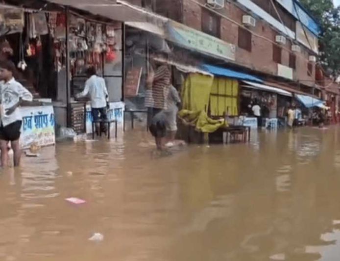 चित्रकूट में उफनी मंदाकिनी, रामघाट की सभी सीढ़ियां डूबीं; दुकानों में घुसा पानी, SDRF तैनात
