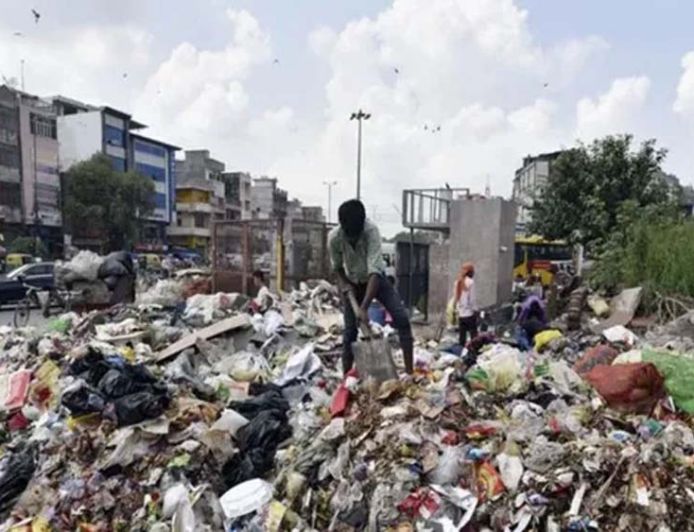 हरियाणा में सफाई कर्मचारियों की हड़ताल से सात शहरों में कूड़े का संकट गहराया