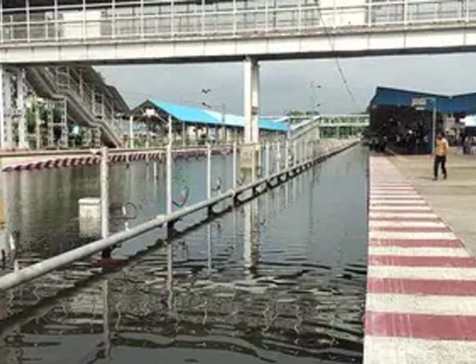प्रयागराज में बारिश का कहर, सड़कें-रेलवे ट्रैक जलमग्न; स्कूल बंद, बाढ़ जैसे हालात