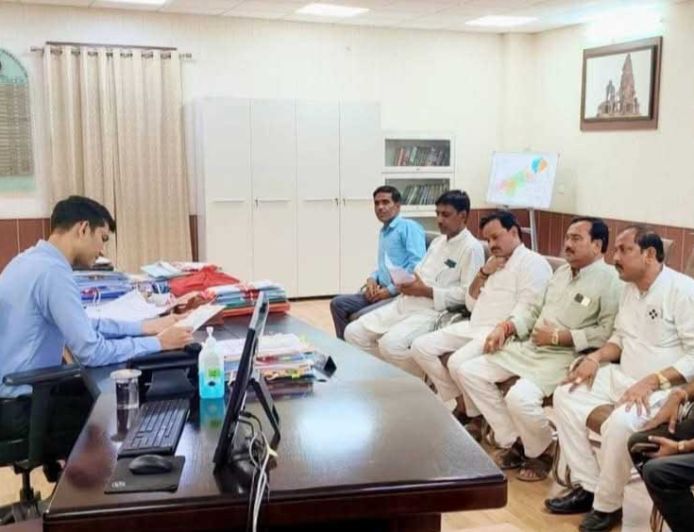 शुगर मिल अनशन को लेकर कांग्रेस प्रतिनिधिमंडल ने कलेक्टर को सौंपा ज्ञापन