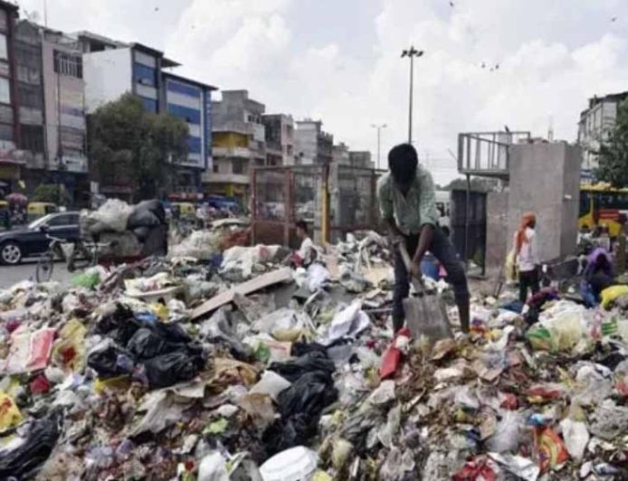 हरियाणा में सड़कों पर सड़ांध, हवा में धुआं; 14 दिन से थमी सफाई व्यवस्था