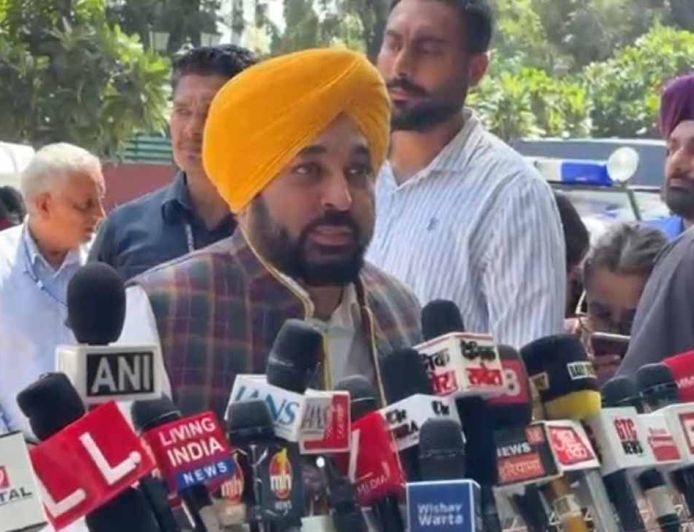 सीएम मान और पंजाब गवर्नर की आज मुलाकात, हवारा की पैरोल पर हो सकती है अहम चर्चा