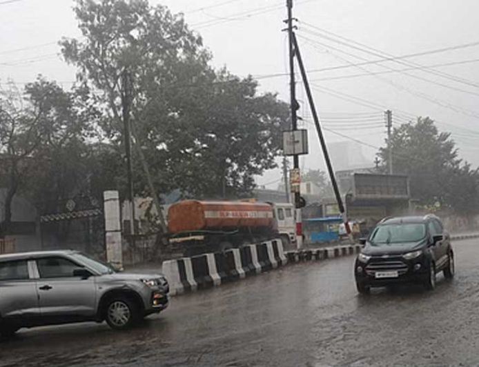 Punjab Weather: पठानकोट में तेज बारिश से सड़कें जलमग्न, कई शहरों में आज भी बरसेंगे बादल