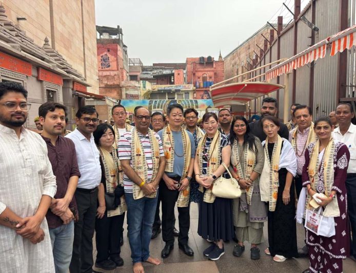 यामानाशी के गवर्नर ने जापानी प्रतिनिधिमंडल के साथ किए बाबा विश्वनाथ के दर्शन