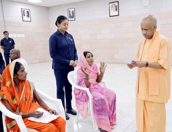 सीएम योगी ने महिला को गाय देने और दिव्यांग की भूमि से अवैध कब्जा हटाने का दिया निर्देश