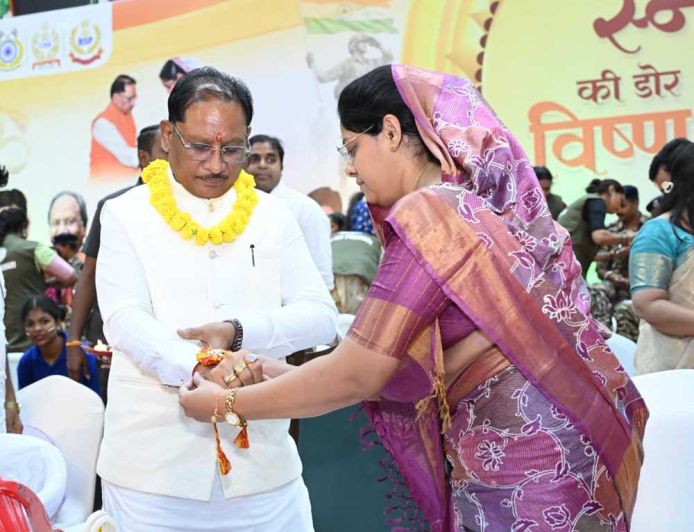 राखी बंधवाकर भावुक हुए मुख्यमंत्री  साय