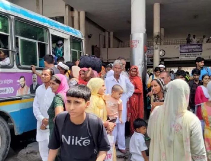 रक्षाबंधन पर हिसार में बहनों की बढ़ी परेशानी, निजी बसों ने वसूला किराया; कई रूटों से बसें गायब