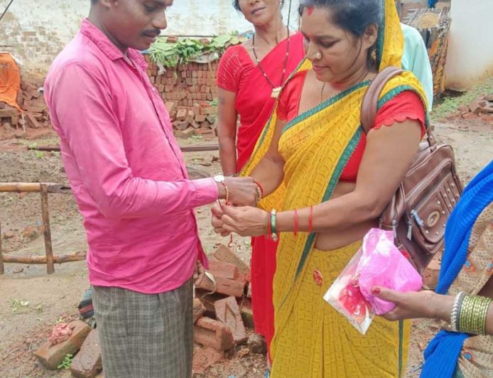 रक्षा सूत्र से बंधा ‘पक्के घर’ का संकल्प