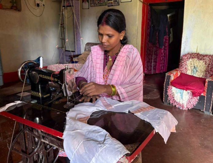 महतारी वंदन योजना से मिली आर्थिक संबल की ताकत, बचत से खरीदी सिलाई मशीन