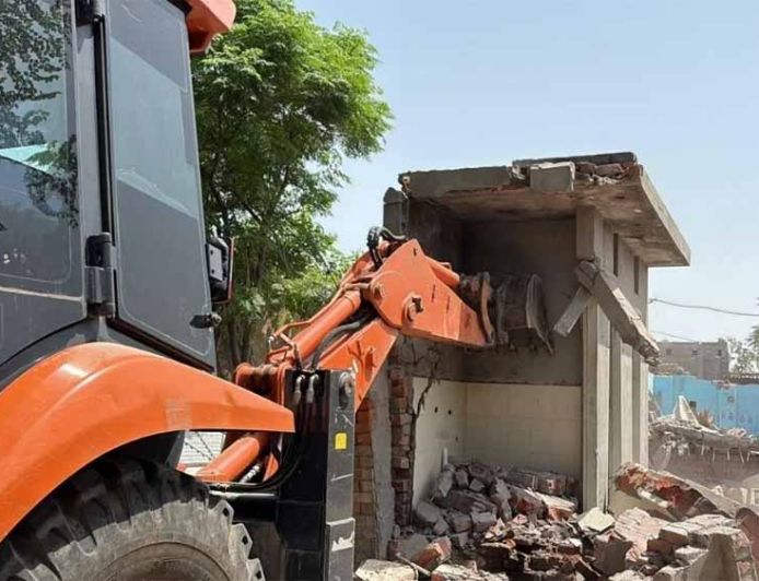 बठिंडा में महिला नशा तस्कर के घर पर चला बुलडोजर, नोटिस के बाद भी नहीं हटाया कब्जा