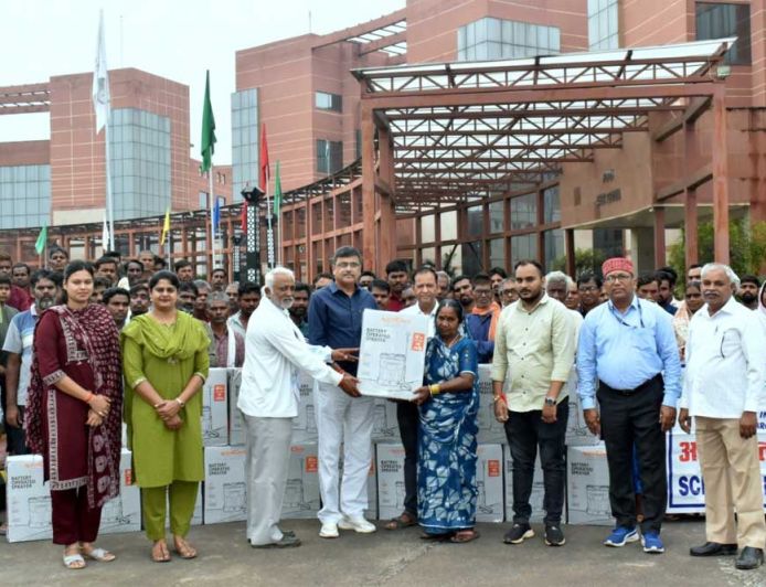 आईसीएआर-एनआईबीएसएम ने एससीएसपी कार्यक्रम के तहत किसानों को वितरित किए पावर स्प्रेयर एवं सोलर पैनल