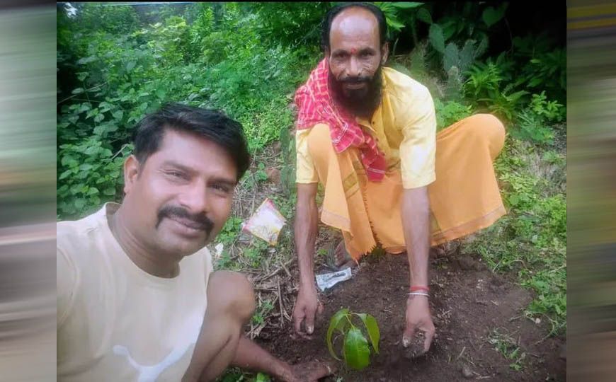 प्रदेश प्रवक्ता बालकिशन विश्वकर्मा ने आम के वृक्ष छतरपुर में लगाए