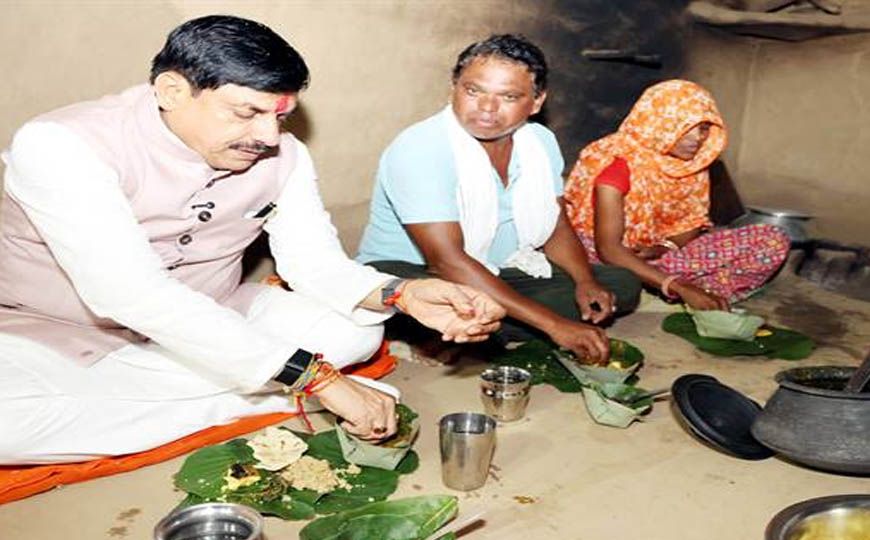 CM डॉ. यादव ने जनजातीय परिवार के घर किया भोजन, बहनों से बंधवाई राखी और बच्चों को दिया स्नेह