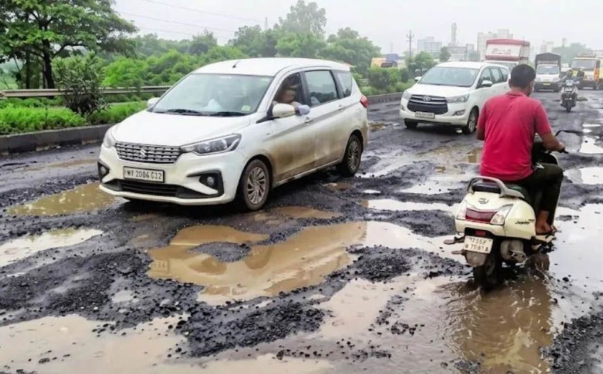 सड़कें बनीं मौत का जाल, गड्ढों में उतरकर फूटा जनता का गुस्सा: कांग्रेस-भाजपा एक मंच पर, नगर पंचायत की कार्यशैली पर गंभीर सवाल