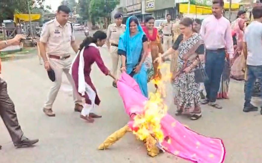 महिलाओं के सम्मान पर सियासत गरम: केंद्रीय मंत्री प्रह्लाद जोशी और सांसद कंगना रनौत के खिलाफ महिला कांग्रेस का उग्र प्रदर्शन, सार्वजनिक माफी की मांग