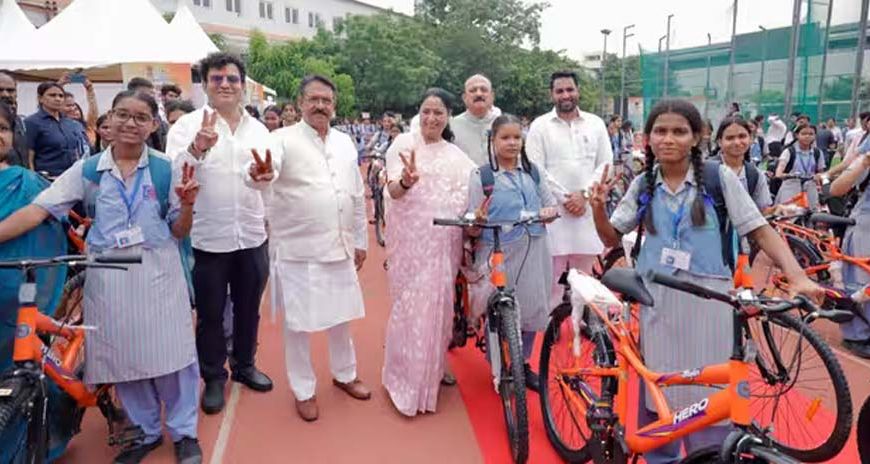दिल्ली में 1.40 लाख छात्राओं को मिलेंगी मुफ्त साइकिल, विद्या वाहिनी योजना शुरू