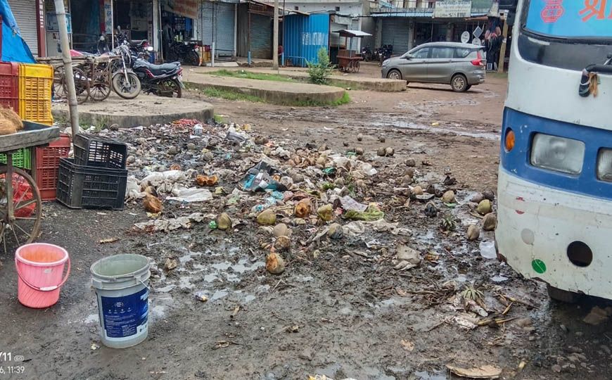 बस स्टैंड बना कचरे का भंडार जिम्मेदार व्यक्ति मौन