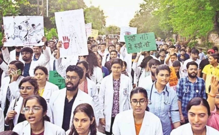 MP के 13 सरकारी मेडिकल कॉलेजों में MBBS इंटर्न्स की हड़ताल, 3,600 प्रशिक्षु डॉक्टरों ने काम किया बंद