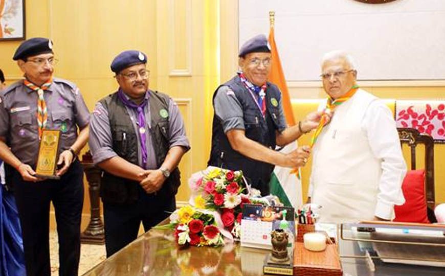 राज्यपाल पटेल ने स्काउट्स एवं गाइड स्कार्फ धारण किया