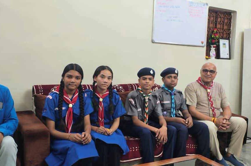 विश्व स्कार्फ दिवस पर सांसद, कलेक्टर सहित जनप्रतिनिधियों एवं अधिकारियों को पहनाया गया स्काउट स्कार्फ